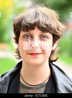 L'autrice Fiona Sironic martedì 23 settembre 2025, durante un'intervista con l'Agenzia di stampa APA-Austria a Vienna, Austria. L'autrice tedesca di Vienna Fiona Sironic è tra i finalisti del Premio tedesco del libro del 2025 con il suo romanzo "Am Samstag gehen die Mädchen in den Wald und jagen Sachen in Die Luft" (il sabato, le ragazze vanno nella foresta e fanno saltare in aria le cose). - 20250923 PD21338 credito: APA-PictureDesk/Alamy Live News Foto Stock