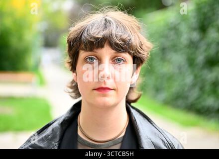 L'autrice Fiona Sironic martedì 23 settembre 2025, durante un'intervista con l'Agenzia di stampa APA-Austria a Vienna, Austria. L'autrice tedesca di Vienna Fiona Sironic è tra i finalisti del Premio tedesco del libro del 2025 con il suo romanzo "Am Samstag gehen die Mädchen in den Wald und jagen Sachen in Die Luft" (il sabato, le ragazze vanno nella foresta e fanno saltare in aria le cose). - 20250923 PD21339 credito: APA-PictureDesk/Alamy Live News Foto Stock