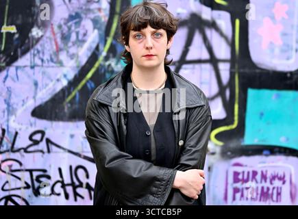 L'autrice Fiona Sironic martedì 23 settembre 2025, durante un'intervista con l'Agenzia di stampa APA-Austria a Vienna, Austria. L'autrice tedesca di Vienna Fiona Sironic è tra i finalisti del Premio tedesco del libro del 2025 con il suo romanzo "Am Samstag gehen die Mädchen in den Wald und jagen Sachen in Die Luft" (il sabato, le ragazze vanno nella foresta e fanno saltare in aria le cose). - 20250923 PD21340 credito: APA-PictureDesk/Alamy Live News Foto Stock