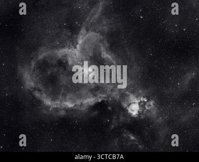 Londra, Regno Unito. 6 ottobre 2025. Il dettaglio della Nebulosa del cuore di Cassiopeia brilla nel cielo limpido sopra Londra in questa lunga esposizione della complessa nebulosa di emissione distante 7.500 anni luce, vista attraverso il campo stellare in primo piano e fotografata attraverso un filtro a banda stretta Hydrogen III. L'esposizione è costituita da esposizioni di 14 x 300 sec impilate in un'unica immagine ed è stata catturata dalla luce suburbana del cielo inquinato (Bortle 7) a Londra sotto una luna quasi piena. Crediti: Malcolm Park/Alamy Foto Stock