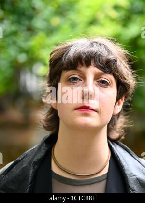 L'autrice Fiona Sironic martedì 23 settembre 2025, durante un'intervista con l'Agenzia di stampa APA-Austria a Vienna, Austria. L'autrice tedesca di Vienna Fiona Sironic è tra i finalisti del Premio tedesco del libro del 2025 con il suo romanzo "Am Samstag gehen die Mädchen in den Wald und jagen Sachen in Die Luft" (il sabato, le ragazze vanno nella foresta e fanno saltare in aria le cose). - 20250923 PD21332 credito: APA-PictureDesk/Alamy Live News Foto Stock