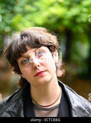 L'autrice Fiona Sironic martedì 23 settembre 2025, durante un'intervista con l'Agenzia di stampa APA-Austria a Vienna, Austria. L'autrice tedesca di Vienna Fiona Sironic è tra i finalisti del Premio tedesco del libro del 2025 con il suo romanzo "Am Samstag gehen die Mädchen in den Wald und jagen Sachen in Die Luft" (il sabato, le ragazze vanno nella foresta e fanno saltare in aria le cose). - 20250923 PD21331 credito: APA-PictureDesk/Alamy Live News Foto Stock