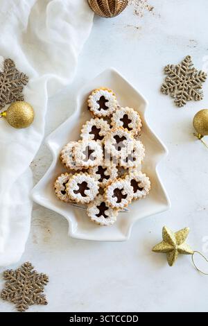Biscotti Linzer per le feste su un piatto sagomato Foto Stock