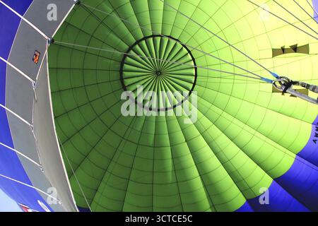 Vista interna di un palloncino gonfiato Foto Stock