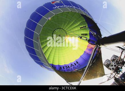 Vista in una mongolfiera dal basso con la fiamma di propulsione Foto Stock