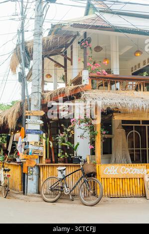 Strada elegante con biciclette parcheggiate a Gili Air Indonesia Foto Stock