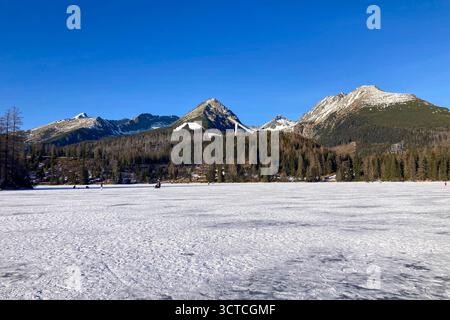 SLOVACCHIA, STREBSKE PLESO - 30 DICEMBRE 2024: Paesaggio invernale di Strbske pleso, località sciistica, turistica di punta, e stazione di salute situata in Foto Stock