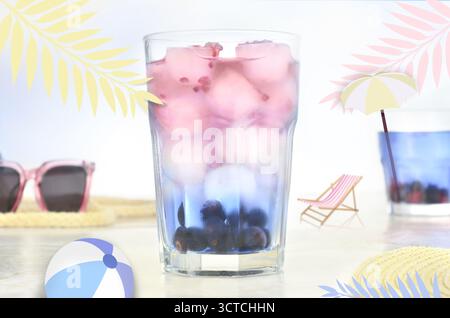 Una bevanda innaturale di grandi dimensioni rosa e blu per chi ha molta sete. Foto combinata con grafica. Foto Stock