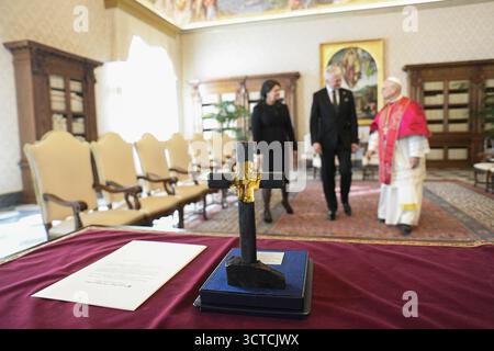 Vaticano, IVA. 6 ottobre 2025. **NO LIBRI** Italia, Roma, Vaticano, 2025/10/6 Papa Leone XIV riceve in udienza privata il Sig. Gitanas Nauseda, Presidente della Repubblica di Lituania al Vaticano Fotografia dei MEDIA VATICANI / Catholic Press Photo Credit: Independent Photo Agency/Alamy Live News Foto Stock