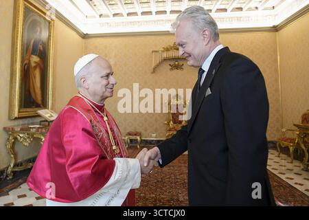 Vaticano, IVA. 6 ottobre 2025. **NO LIBRI** Italia, Roma, Vaticano, 2025/10/6 Papa Leone XIV riceve in udienza privata il Sig. Gitanas Nauseda, Presidente della Repubblica di Lituania al Vaticano Fotografia dei MEDIA VATICANI / Catholic Press Photo Credit: Independent Photo Agency/Alamy Live News Foto Stock