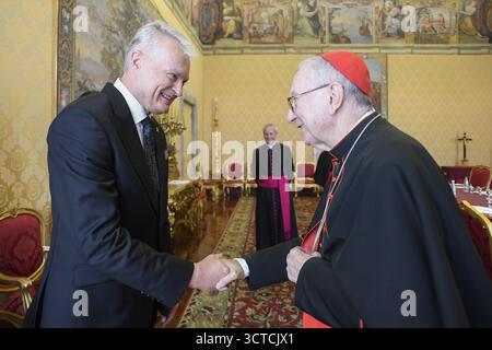 Vaticano, IVA. 6 ottobre 2025. **NO LIBRI** Italia, Roma, Vaticano, 2025/10/6 il cardinale Pietro Parolin riceve in udienza privata il Sig. Gitanas Nauseda, Presidente della Repubblica di Lituania al Vaticano Fotografia dei MEDIA VATICANI / Catholic Press Photo Credit: Independent Photo Agency/Alamy Live News Foto Stock