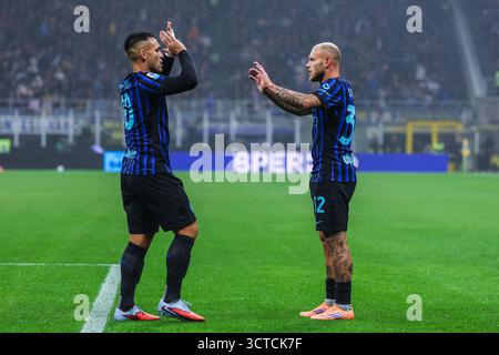 Federico Dimarco di FC Internazionale festeggia dopo aver segnato un gol con Lautaro Martinez di FC Internazionale durante la partita di calcio di serie A 2025/26 tra FC Internazionale e US Cremonese allo Stadio San Siro Foto Stock