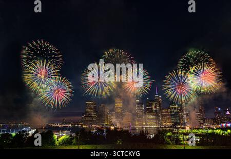 4 luglio 2025, fuochi d'artificio sull'East River, vista di Manhattan, New York City Foto Stock