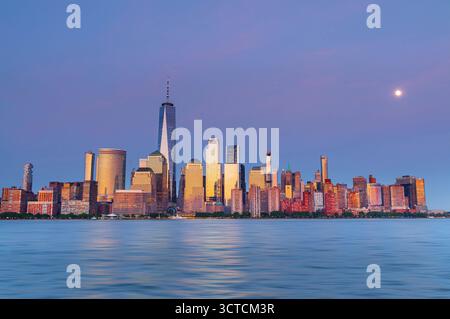Skyline del centro di New York sul fiume Hudson al tramonto Foto Stock