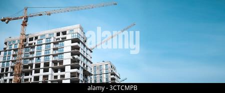 Gru da costruzione nella costruzione di edifici a più piani Foto Stock