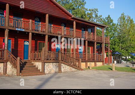 Ingresso frontale per un Lodge in un resort sul lago Foto Stock