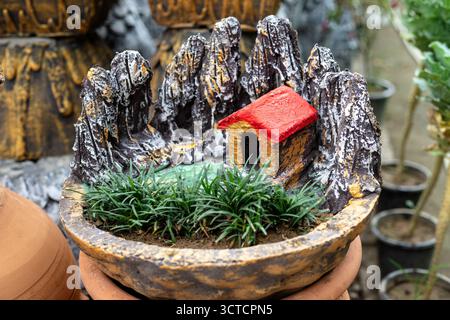 Piantatrice Fairy Garden con casa in miniatura Foto Stock