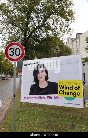 Wahlplakat von Noosha Aubel parteilos für die Stichwahl der Oberbürgermeisterwahl a Potsdam, 5. Ottobre 2025. Die Wahl findet AM 12. Oktober, statt. Stichwahl der Oberbürgermeisterwahl a Potsdam *** manifesto elettorale di Noosha Aubel non-partito per l'elezione del sindaco di Potsdam, 5 ottobre 2025 le elezioni si svolgeranno il 12 ottobre elezione del sindaco di Potsdam Foto Stock