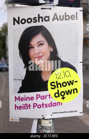 Wahlplakat von Noosha Aubel parteilos für die Stichwahl der Oberbürgermeisterwahl a Potsdam, 5. Ottobre 2025. Die Wahl findet AM 12. Oktober, statt. Stichwahl der Oberbürgermeisterwahl a Potsdam *** manifesto elettorale di Noosha Aubel non-partito per l'elezione del sindaco di Potsdam, 5 ottobre 2025 le elezioni si svolgeranno il 12 ottobre elezione del sindaco di Potsdam Foto Stock