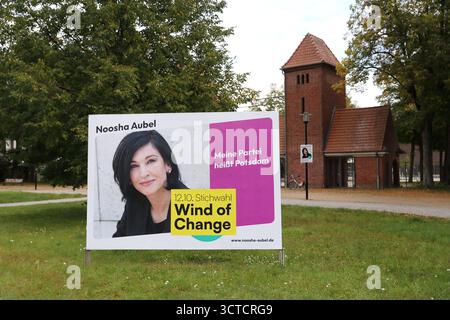 Wahlplakat von Noosha Aubel parteilos für die Stichwahl der Oberbürgermeisterwahl a Potsdam, 5. Ottobre 2025. Die Wahl findet AM 12. Oktober, statt. Stichwahl der Oberbürgermeisterwahl a Potsdam *** manifesto elettorale di Noosha Aubel non-partito per l'elezione del sindaco di Potsdam, 5 ottobre 2025 le elezioni si svolgeranno il 12 ottobre elezione del sindaco di Potsdam Foto Stock