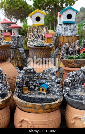 Vaso nuovo vuoto del giardino delle fate in miniatura con la piccola casa rossa in negozio in vendita Foto Stock