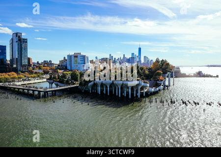 Stati Uniti, New York City: Little Island at Pier 55 (stilizzato come Little Island @Pier55) è un'isola artificiale e un parco pubblico all'interno dell'Hudson Riv Foto Stock