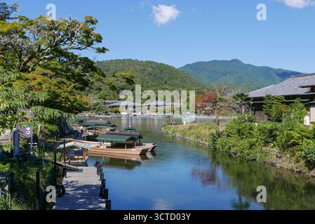 Giappone, Kyoto: Chiatte tradizionali sul fiume Katsura ad Arashiyama, un quartiere situato nella parte occidentale della città Foto Stock