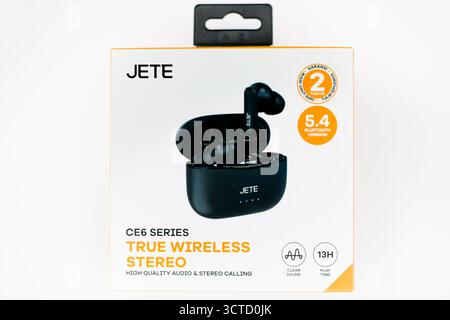 Primo piano: Confezione di auricolari wireless JETE serie CE6 isolati su sfondo bianco Foto Stock