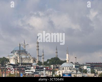 Moschea Suleymaniye sopra Istanbul - la maestosa moschea imperiale ottomana di Süleymaniye e i suoi minareti si innalzano sopra i tetti urbani densi del Foto Stock