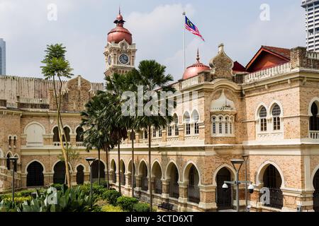Edificio storico del Sultano Abdul Samad con torre dell'orologio e bandiera malese a Kuala Lumpur Foto Stock