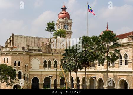 Edificio storico del Sultano Abdul Samad con torre dell'orologio e bandiera malese Foto Stock