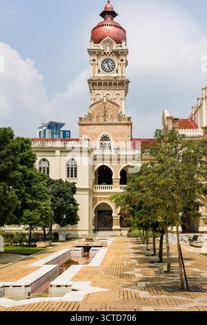Lo storico edificio del Sultano Abdul Samad e la sua torre dell'orologio a Kuala Lumpur, Malesia Foto Stock
