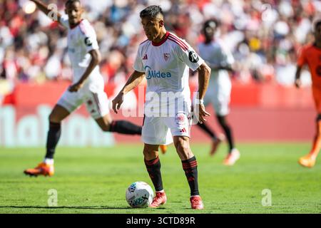 Siviglia, Spagna, Spagna. 5 ottobre 2025. Alexis SANCHEZ del Sevilla FC durante la partita di LaLiga tra Sevilla FC e FC Barcelona al Ramon Sanchez-Pizjuan Stadium il 5 ottobre 2025 a Siviglia, Spagna. Rafael Roman (immagine di credito: © Matthieu Mirville/ZUMA Press Wire) SOLO PER USO EDITORIALE! Non per USO commerciale! Foto Stock