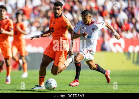 Siviglia, Spagna, Spagna. 5 ottobre 2025. Ronald ARAUJO del Barcellona e Alexis SANCHEZ del Siviglia FC durante la partita di LaLiga tra il Siviglia FC e il Barcellona allo stadio Ramon Sanchez-Pizjuan il 5 ottobre 2025 a Siviglia, Spagna. Rafael Roman (immagine di credito: © Matthieu Mirville/ZUMA Press Wire) SOLO PER USO EDITORIALE! Non per USO commerciale! Foto Stock