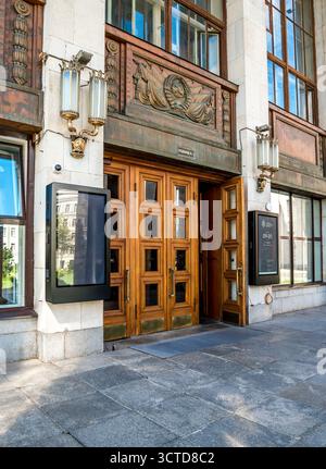 Ingresso alla Biblioteca di Stato russa con porte in legno ornate e illuminazione esterna decorativa, Mosca, Russia, 9 agosto 2025 Foto Stock