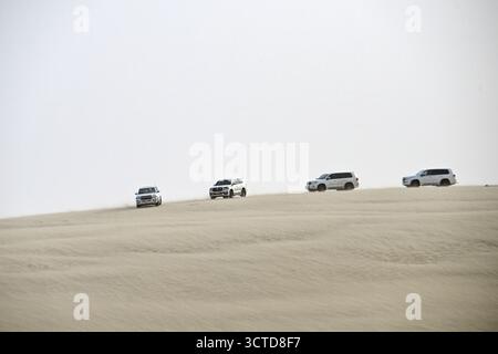 Qatar, governatorato di al Wakrah: Fuoristrada Mitsubishi 4x4 tra le dune del deserto vicino alla località balneare di Sealine. Foto Stock