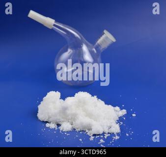 Il persolfato di ammonio APS è il composto inorganico. Foto Stock