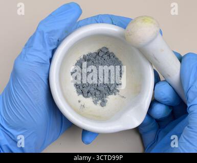 La polvere di zinco è un elemento chimico con il simbolo Zn e il numero atomico 30 Foto Stock