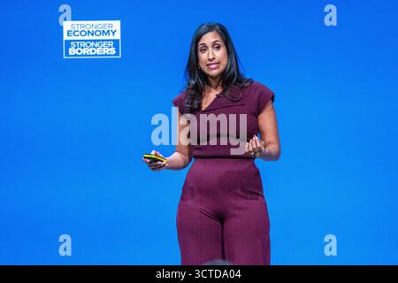 Manchester, Regno Unito. 6 ottobre 2025. Claire Coutinho Segretario di Stato ombra per la sicurezza energetica e Net Zero e Ministro ombra per le pari opportunità intervengono alla Conferenza dei Conservatori 2025. Foto: GaryRobertsphotography/Alamy Live News Foto Stock