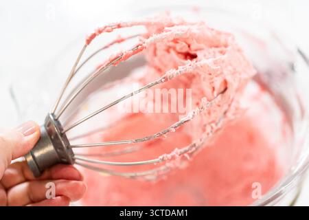 Con frusta ricoperta di crema di lampone Foto Stock