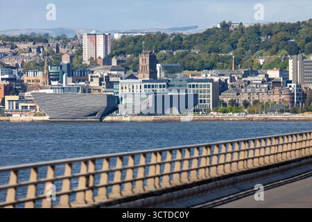 Guardando a nord verso Dundee City e il V&A Museum dal Tay Road Bridge, Fife, Scozia Foto Stock