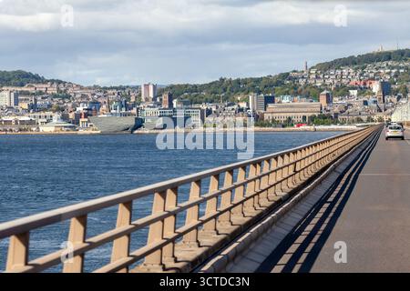 Guardando a nord verso Dundee City e il V&A Museum dal Tay Road Bridge, Fife, Scozia Foto Stock