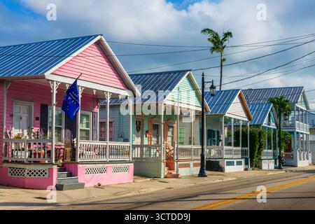 Conch dai colori pastello ospita in fila un'architettura colorata a Key West, Florida Foto Stock