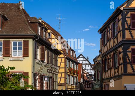 Architettura tradizionale con edifici a graticcio nella città vecchia di Colmar, quartiere di Little Venice, regione dell'Alsazia, Francia. Foto Stock