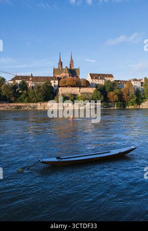 Città di Basilea in Svizzera. Lo skyline della città vecchia e la barca sul fiume Reno. Foto Stock
