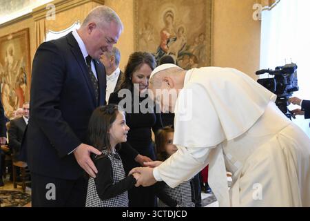 Vaticano, IVA. 6 ottobre 2025. **NO LIBRI** Italia, Roma, Vaticano, 2025/10/6 Papa Leone XIV riceve i Cavalieri di Colombo in udienza privata in Vaticano, fotografia dai MEDIA VATICANI/Catholic Press Photo Credit: Independent Photo Agency/Alamy Live News Foto Stock