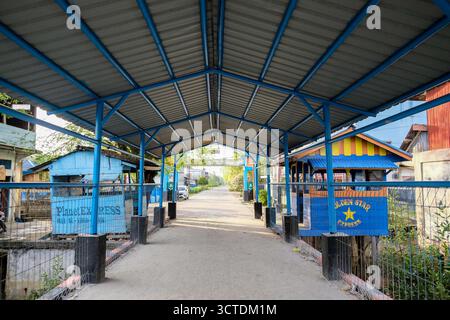 Riau, Indonesia - 12 maggio 2025: Banco d'ingresso del porto di motoscafi a Tanjung Medang, Rupat Nord Foto Stock