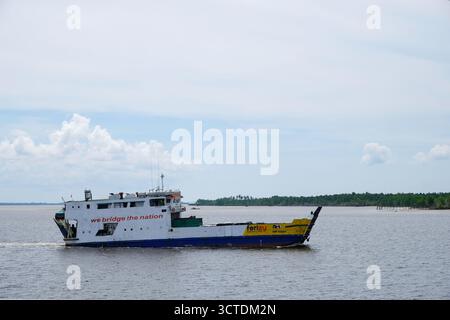 Riau, Indonesia - 12 maggio 2025: La nave roro sta navigando verso il porto di Dumai Foto Stock