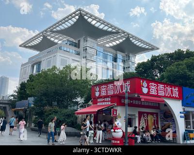 Shanghai, Cina - 5 ottobre 2025: Vista esterna del centro espositivo di pianificazione urbana di Shanghai, costruito nel 2000. Foto Stock