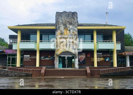 Il centro informazioni Manjanggul Lava Tube è dotato di una torre d'ingresso con struttura rocciosa, esposizioni e rampe di accesso che conducono dalla piazza dopo la pioggia Foto Stock